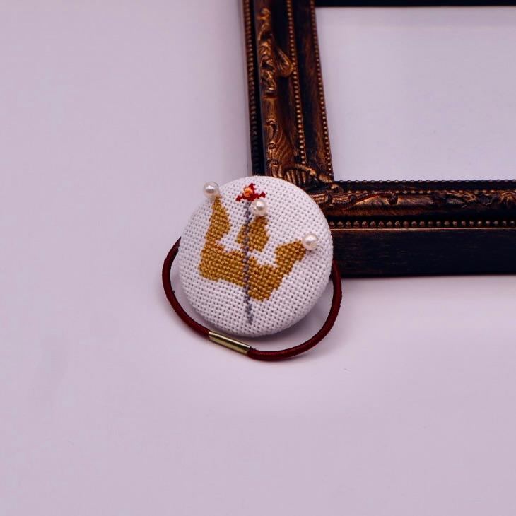 王冠と剣 くるみボタンのヘアゴム クロスステッチ刺繍1枚目の画像